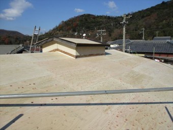 姫路市のカラーベストからガルバリウム葺き替えの野地板増し張り