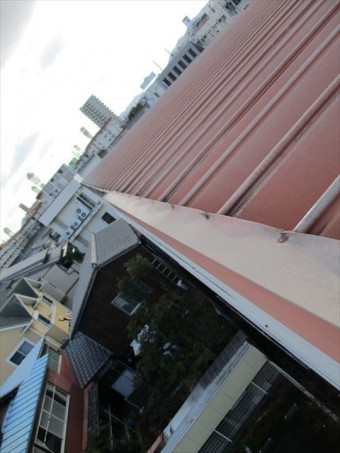 姫路市の屋根のゆがんだ板金