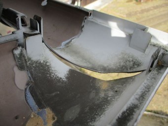 樹脂製雨どいコーナー部の破損