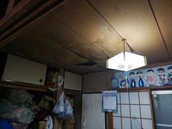 宍粟市千種町の雨漏りで傷んだ天井写真