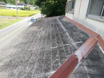 宍粟市のカバー工法の現場の錆びてしまった板金の写真