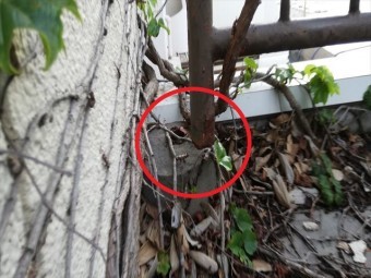 明石市の台風で足元部分が破損してしまった手すり