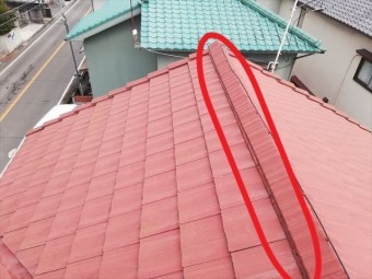 たつの市の雨漏り点検の棟部分のズレ
