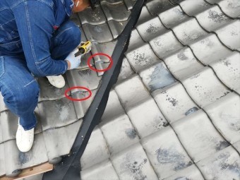 加古川市の谷板金交換後の瓦のラバーロック施工の写真