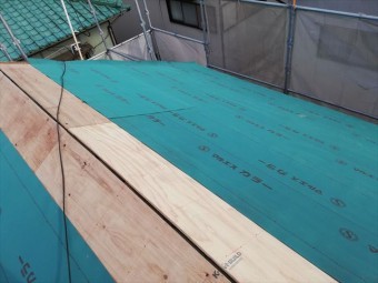 たつの市の葺き替え工事のルーフィング施工中