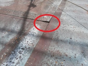 三木市の雨漏り無料点検のはがれているゴムシート