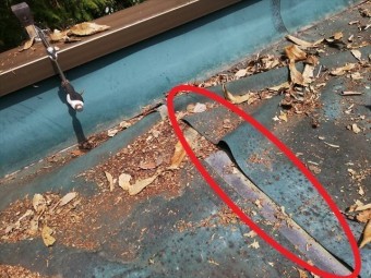 三木市の雨漏り無料点検のはがれたゴムシート防水