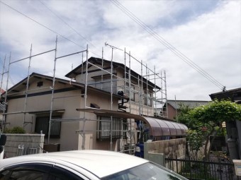 姫路市の塗装工事の仮足場を設置する職人さん