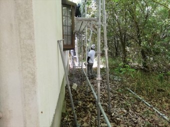 三木市の外壁塗装の足場の施工中の職人の写真