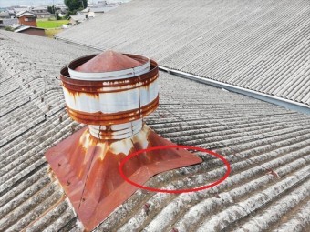 太子町のスレート屋根のルーフファン板金の浮き