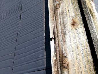 台風によって板金が飛ばされた棟部分