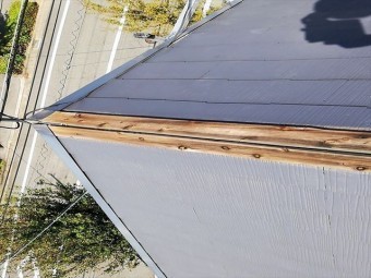 板金が飛散して露出した下地