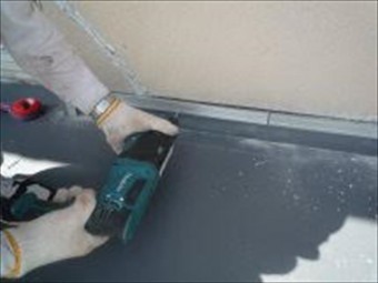 姫路市の塩ビシート防水の壁際固定金具とコーキング