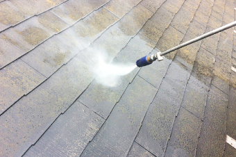 スレート屋根を高圧洗浄していきます
