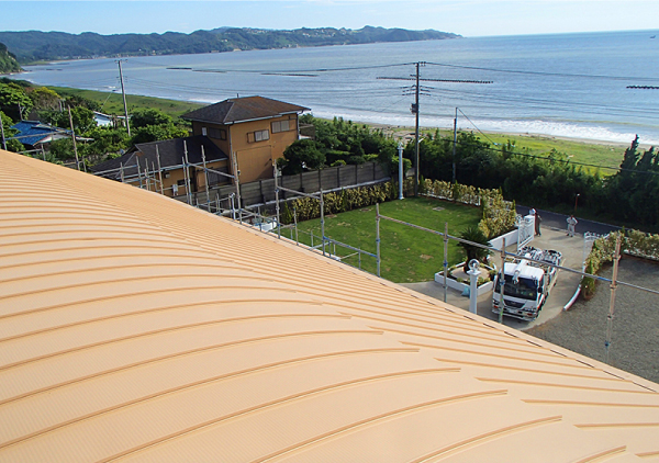 美しいペールオレンジ色の屋根から眺める海の景色