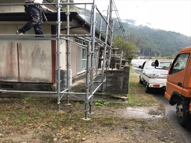 宍粟市の屋根改修現場の足場施工