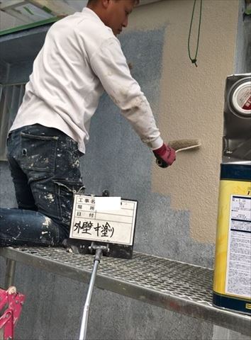 加古川市の外壁塗装工事のパーフェクトベスト中塗り