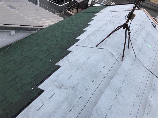 アスファルトシングルに葺き替え中の屋根