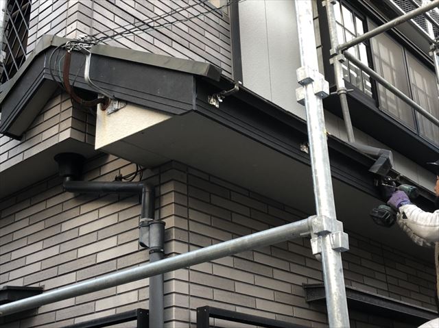 加古川市の破風交換の雨樋の金具取付