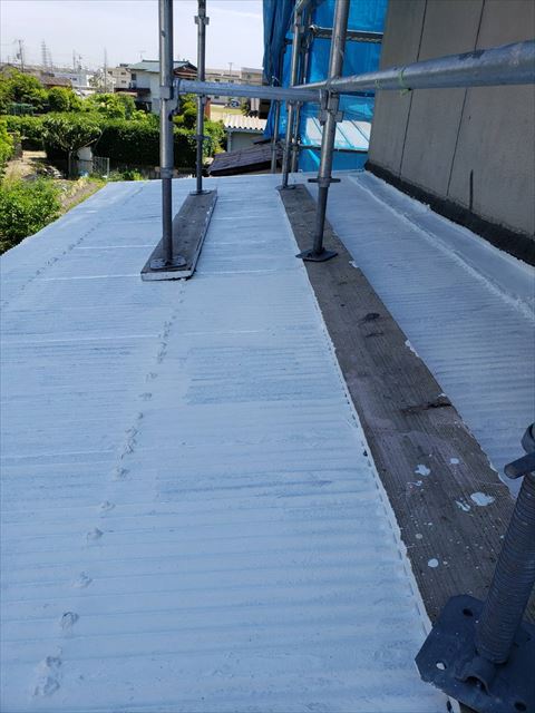 姫路市の波板の下塗り作業の写真