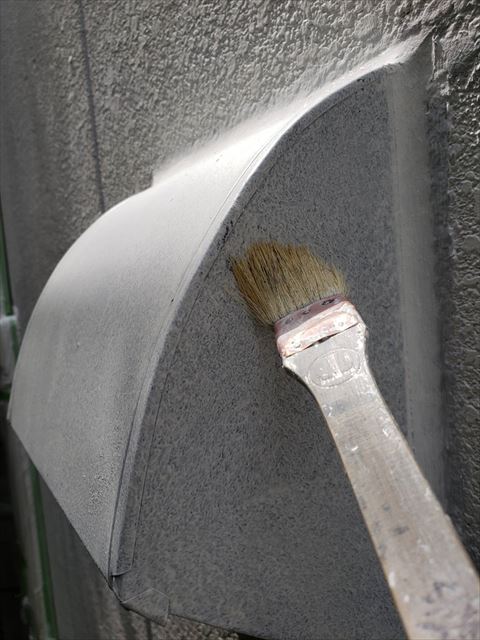 三木市の外壁塗装の鉄部錆止めの刷毛塗り