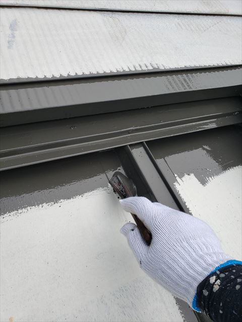 姫路市の外壁塗装工事の鉄部の刷毛塗装