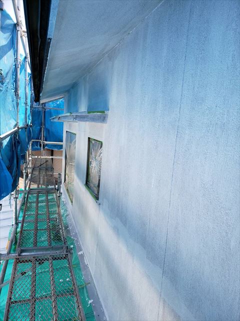 姫路市の外壁塗装工事のニッペパーフェクトフィラー塗布完了