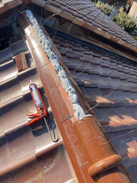 神戸市西区：瓦屋根の棟葺き替え工事。（漆喰）