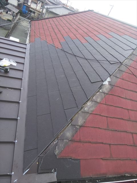 加古川市の雨漏りで葺き替え作業中のスレート屋根の写真