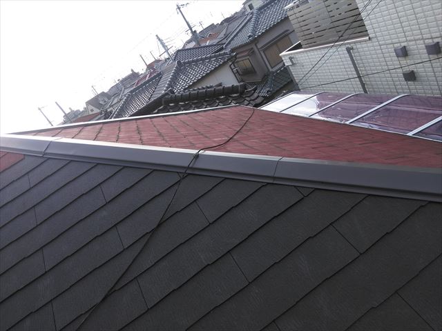 加古川市の雨漏り被害のスレート屋根と棟板金