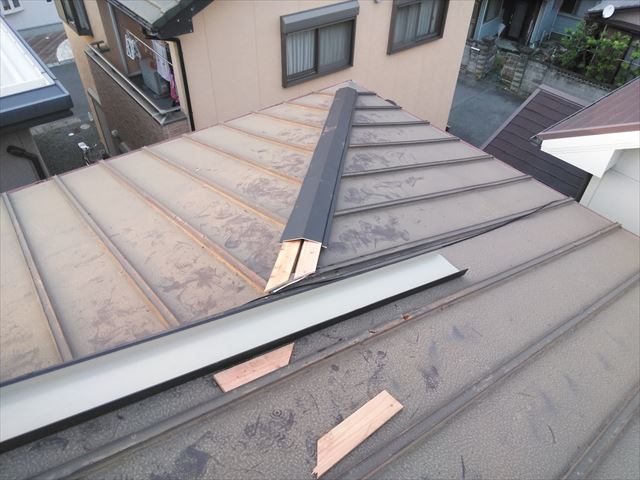 高砂市の台風被害の屋根の板金の施工中の写真