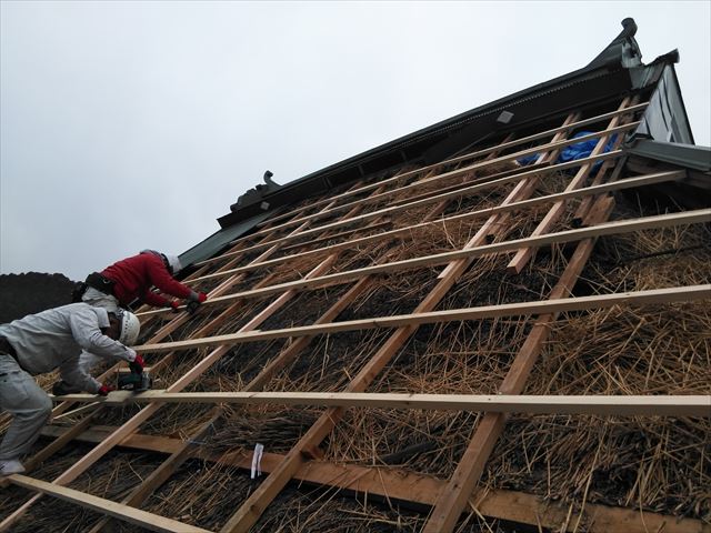 神河町のトタンが飛散した茅葺き屋根