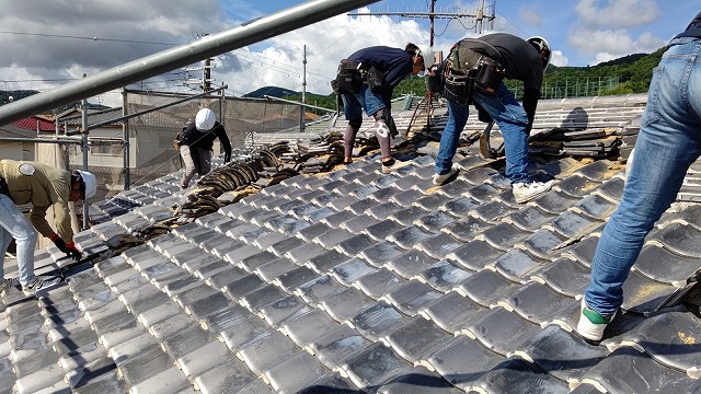 姫路市内で古い屋根瓦から新しい屋根瓦へ葺き替え工事開始！
