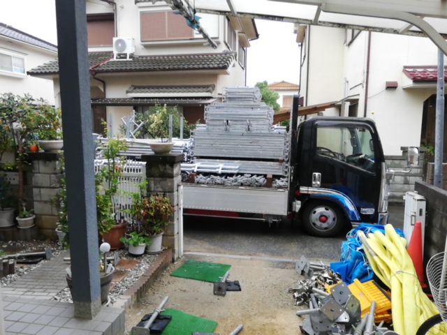 加古川市の足場材の搬入トラック