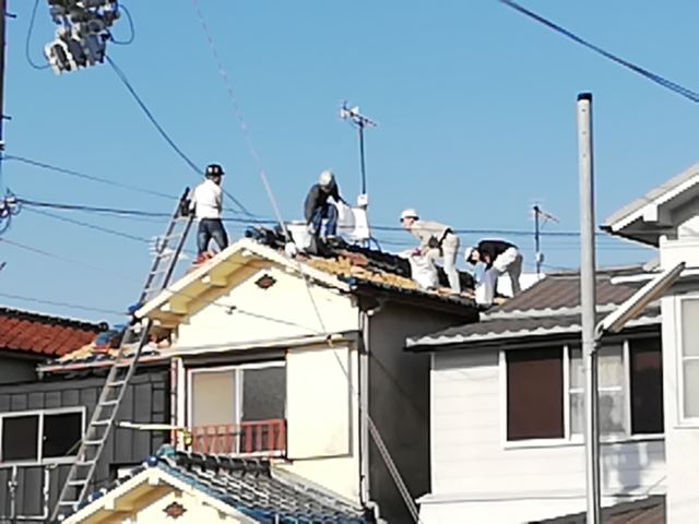 加古川市の屋根葺き替えの作業中の職人たち