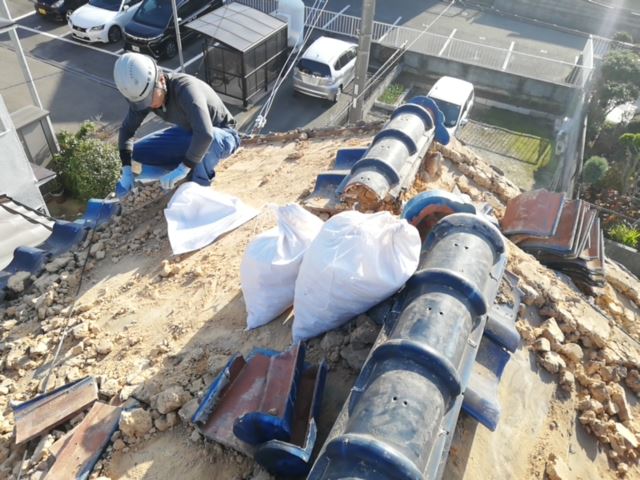 加古川市の葺き替えの為の瓦撤去時の土の排出