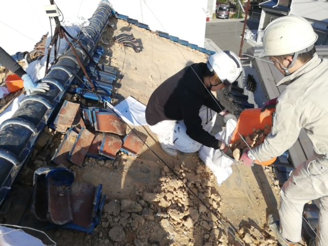 加古川市の屋根葺き替えで協力作業中の職人たち