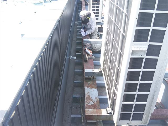 姫路市の店舗の折板屋根の雨漏り対策