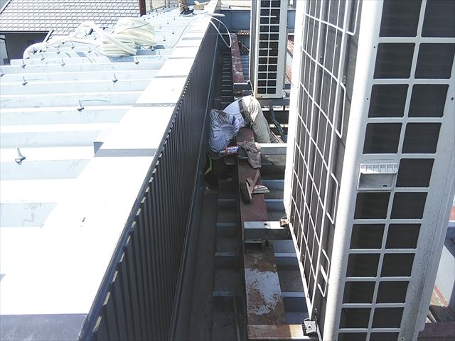 姫路市の店舗の折板屋根のコーキング