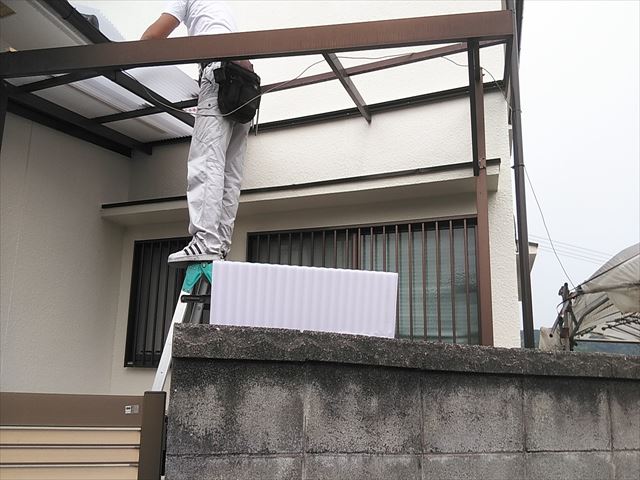 姫路市のポリカ波板の施工中の職人の写真