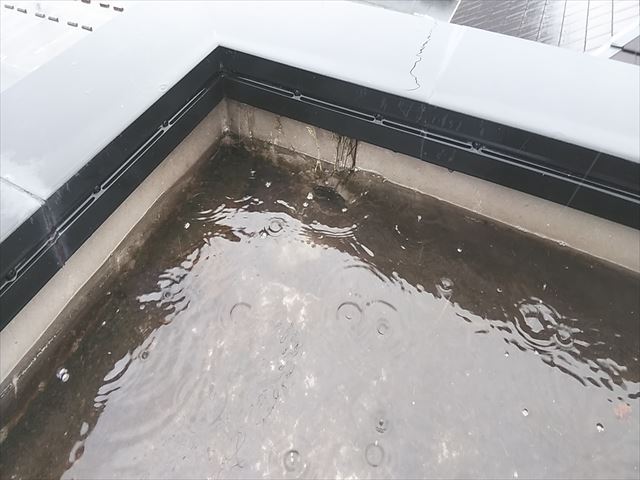 加古郡播磨町の水がたまった陸屋根