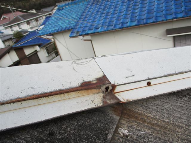 姫路市香寺町のビス穴が腐食した棟板金