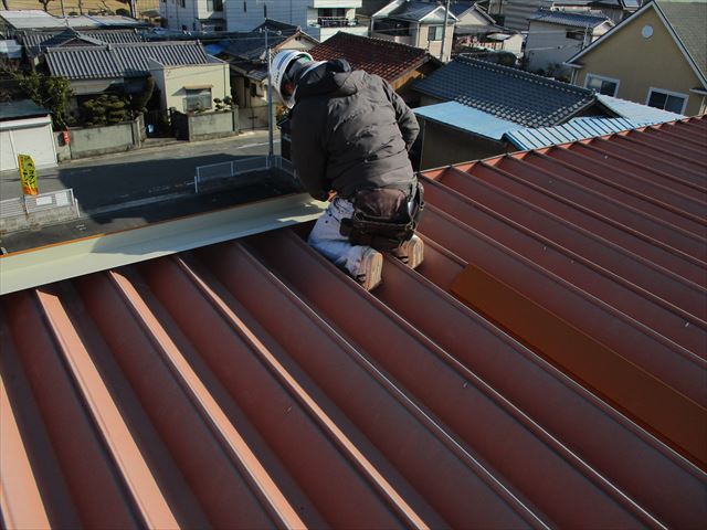 姫路市の折板屋根の棟板金の現場加工