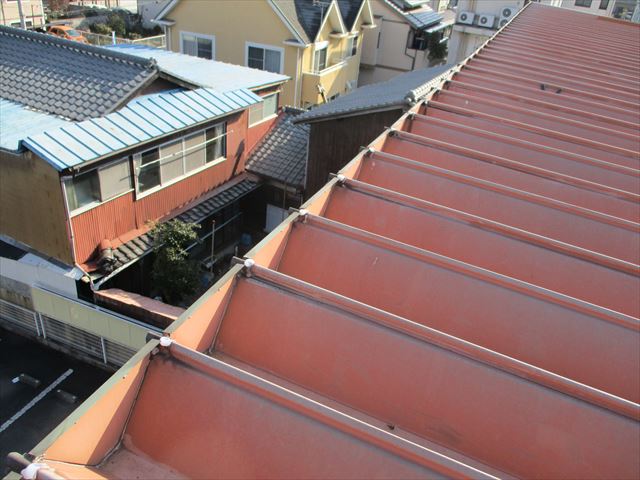 姫路市の折板屋根の以前のビス穴コーキング