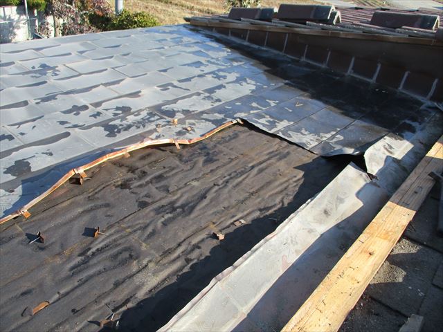 加西市の雨漏り原因の既存銅板の撤去作業中の写真