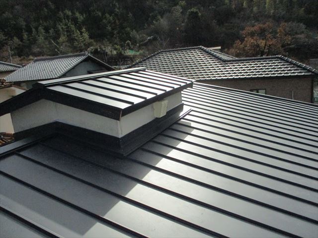 姫路市のカラーベストからガルバリウム立平葺きでの葺き替え工事完工写真