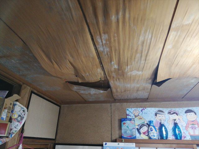 雨漏りによってめくれた天井材