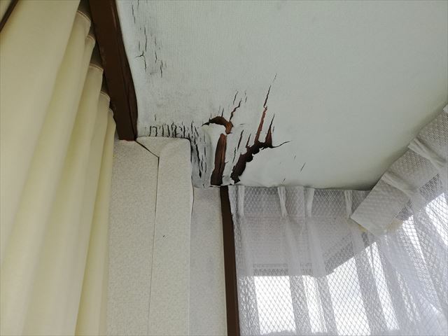 姫路市の天井からの雨漏りで傷んだ天井