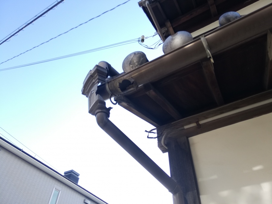 姫路市で破損して外れてしまった雨樋の集水器