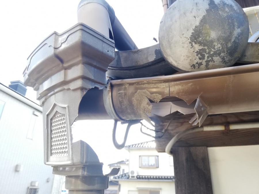 姫路市で割れてしまった雨樋の集水器